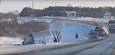 Пассажирский автобус с туристами из Красноярска врезался в фуру: шесть человек погибли
