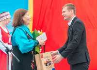На праздничных гуляньях в селе Имек глава Хакасии Валентин Коновалов поздравил жителей района с юбилеем. 