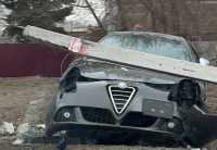 Девушка на Alfa Romeo врезалась в столб у орбитовских дач