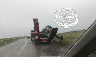 На трассе Абакан - Саяногорск экскаватор сошел с трала