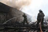 В Хакасии сгорел огромный дом, автомобиль, склад и здание на стадионе