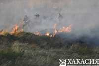 Крупные степные пожары тушат в Хакасии