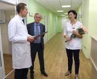 Алексей Тихонович, Владимир Костюш и Марина Марковская  в новом терапевтическом отделении за день до приёма первых пациентов. 