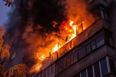 В Хакасии из окна многоэтажки вырывалось открытое пламя: 11 человек эвакуированы