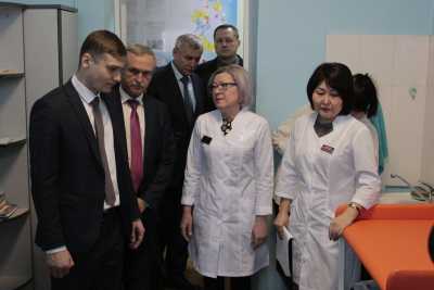 Глава Хакасии Валентин Коновалов посетил черногорскую детскую поликлинику