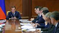 Медведев рассказал, как будут менять бумажные паспорта на электронные