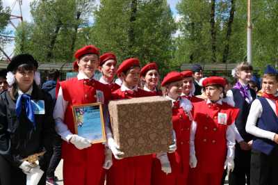 Юные инспекторы дорожного движения вышли на парад в Хакасии