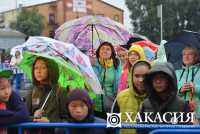 Жителям Абакана пришлось отмечать день города в дождевиках и с зонтами