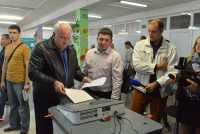 Глава Хакасии Виктор Зимин проголосовал на 63-м избирательном участке Абакана