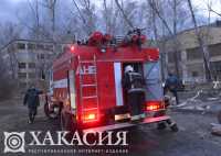 Две бани, дровяник, забор и надворную постройку потушили пожарные Хакасии