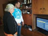 В Хакасии  волонтёры помогают пенсионерам подключаться к цифровому телевидению