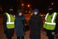 Инспекторы ДПС раздали светящиеся маски пешеходам в Хакасии