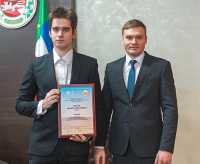 Валентин Коновалов вручил сразу две награды студенту инженерно-технологического института ХГУ Никите Энгелю — премию правительства Республики Хакасия и именную стипендию. 