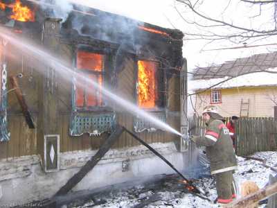 Из горящей абаканской квартиры вывели пенсионерку