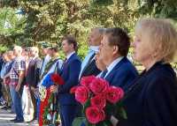 Отдать дань уважения военнослужащим 300-го полка пришли члены правительства и Верховного Совета Хакасии, а также представители ведомств и предприятий. 