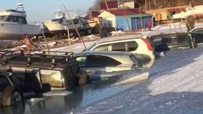 Во Владивостоке около 30 машин провалились под лёд