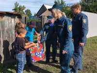 В Хакасии пожарные к Дню знаний вручили сельским школьникам подарки