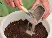 Земля — это основной фактор для выращивания здоровой рассады. Поэтому готовить её нужно тщательно. 