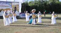 В фестивале «Чон кибiрiнiң кӱзі» приняли участие жители малых сёл Аскизского района. Конкурсанты состязались в традиционном пении и танцах, а также представляли необычные предметы старины