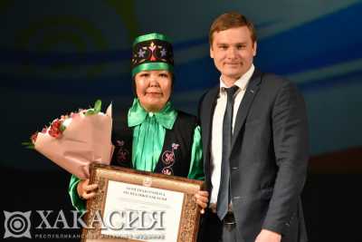 В преддверии Дня хакасского языка глава республики вручил награды