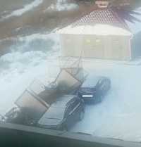 В Абакане ограждение мусорки упало на два автомобиля