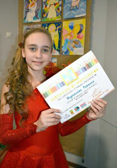 Работа 12-летней Ревекки Журавлёвой вошла в международный детский календарь «Ангелы мира». Прототипом ангела юной художницы стала её мама. 