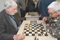 Играть в шахматном клубе могут не только абаканцы. Сюда приезжают и ветераны из Аскиза, Абазы... 