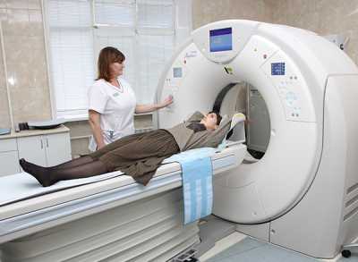 Рентген-лаборант Ольга Жульмина проводит тестовые исследования пациента на компьютерном томографе. 