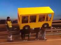 Четыре парня в костюме автобуса штурмовали автомобильный мост во Владивостоке