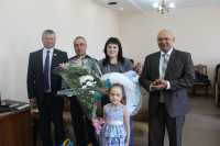В Хакасии юбилейный сертификат на маткапитал получила семья из Шира
