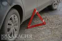 В Хакасии водитель Peugeot врезалась в насыпь