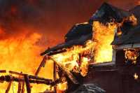 В Хакасии в горящем доме обнаружили мертвых мужчину и женщину