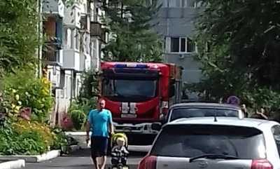 В Абакане у жилого дома собралось несколько пожарных машин