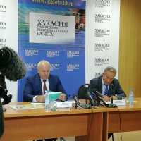 Глава Хакасии рассказывает журналистам о встрече с Путиным