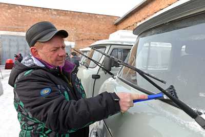 Водитель Валерий Трофимов рад, что в новом Уазике есть гид­роусилитель руля. Теперь управлять машиной в тайге — одно удовольствие. 
