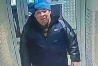 Мужчину в синей шапке, задолжавшего супермаркету, ищут в Абакане