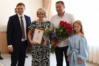 Валентин Коновалов вручил семье сотрудника Росгвардии медаль «За любовь и верность»