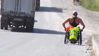 По трассе Ачинск — Хакасия едет инвалид на коляске