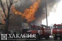 В Хакасии огонь охватил 302 квадратных метра построек