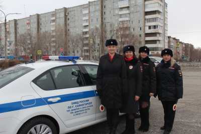 Сотрудницы полиции поздравили мужчин-водителей с днем защитника Отечества