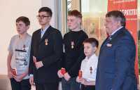 Медали «За ратную доблесть» юным героям вручил руководитель Хакасской организации «Боевое братство» Александр Векшин. 