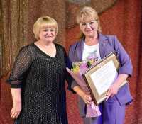 Заместитель главы Хакасии Ольга Пономарева вручила Почётную грамоту Республики Хакасия Елене Абросимовой. 