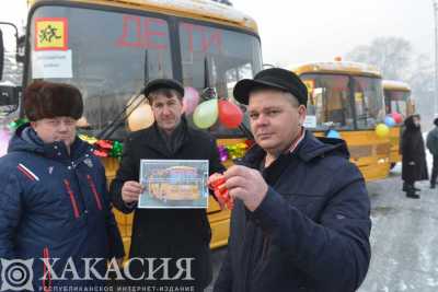 Глава Хакасии вручил ключи от новых школьных автобусов
