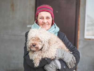 Светлане Коноваловой 76 лет, но она не только умело управляется с хозяйством, но и ведёт социальные сети приюта. 