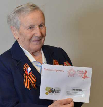 Почтальоны Хакасии вручают ветеранам-блокадникам поздравления от  президента России