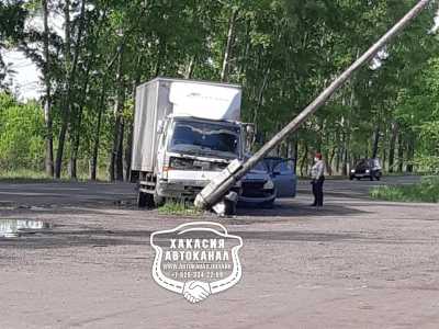 На трассе в Хакасии грузовик снес столб и иномарку
