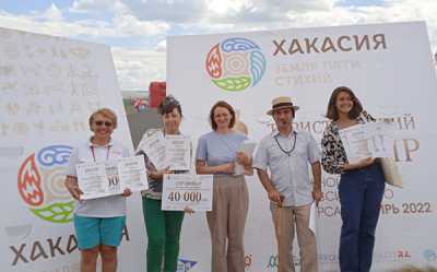 «Путешествующий человек», организатор конкурса «Туристический сувенир» Геннадий Шаталов с победителями конкурса. 