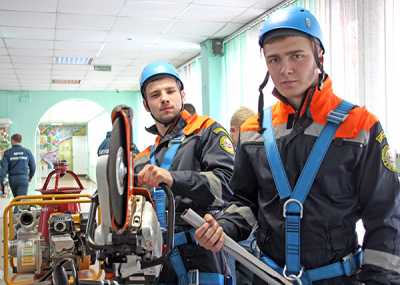 Иван Губин и Павел Карпенко уже ловко управляются со спасательным инструментом. 