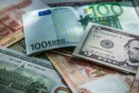 Рубль дешевеет по отношению к доллару и евро