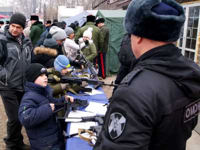 В столице Хакасии сделали сотни фото мальчишек с оружием